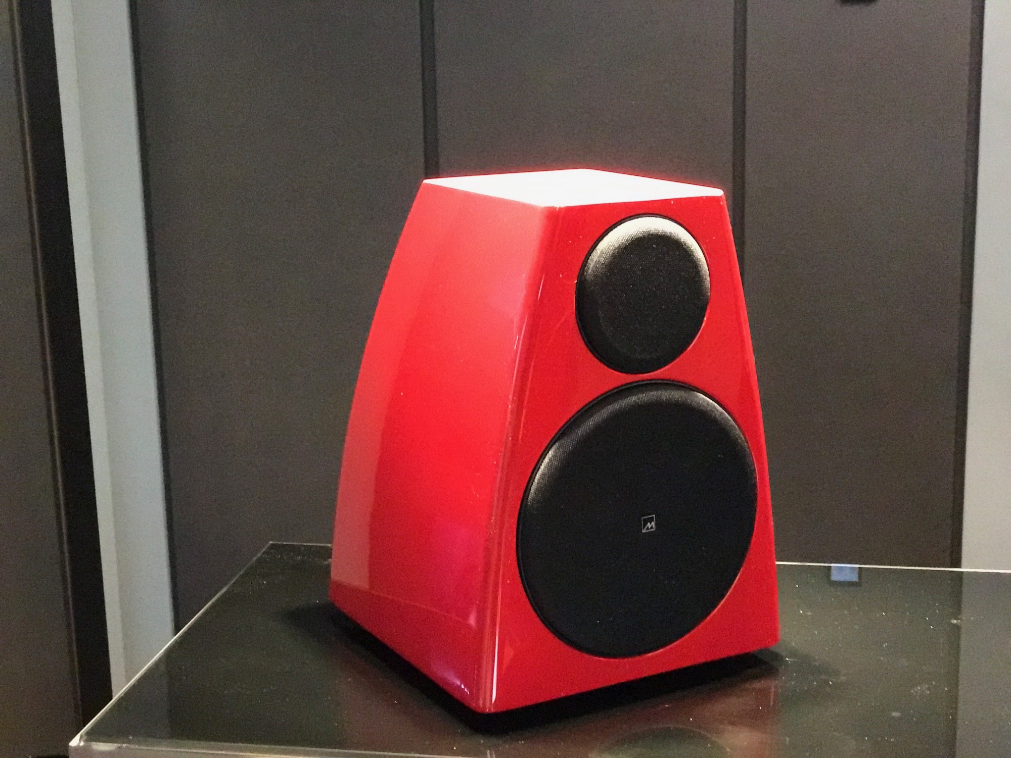 Enceinte active Meridian Audio bibliothèque hifi rouge Ferrari à Marseille