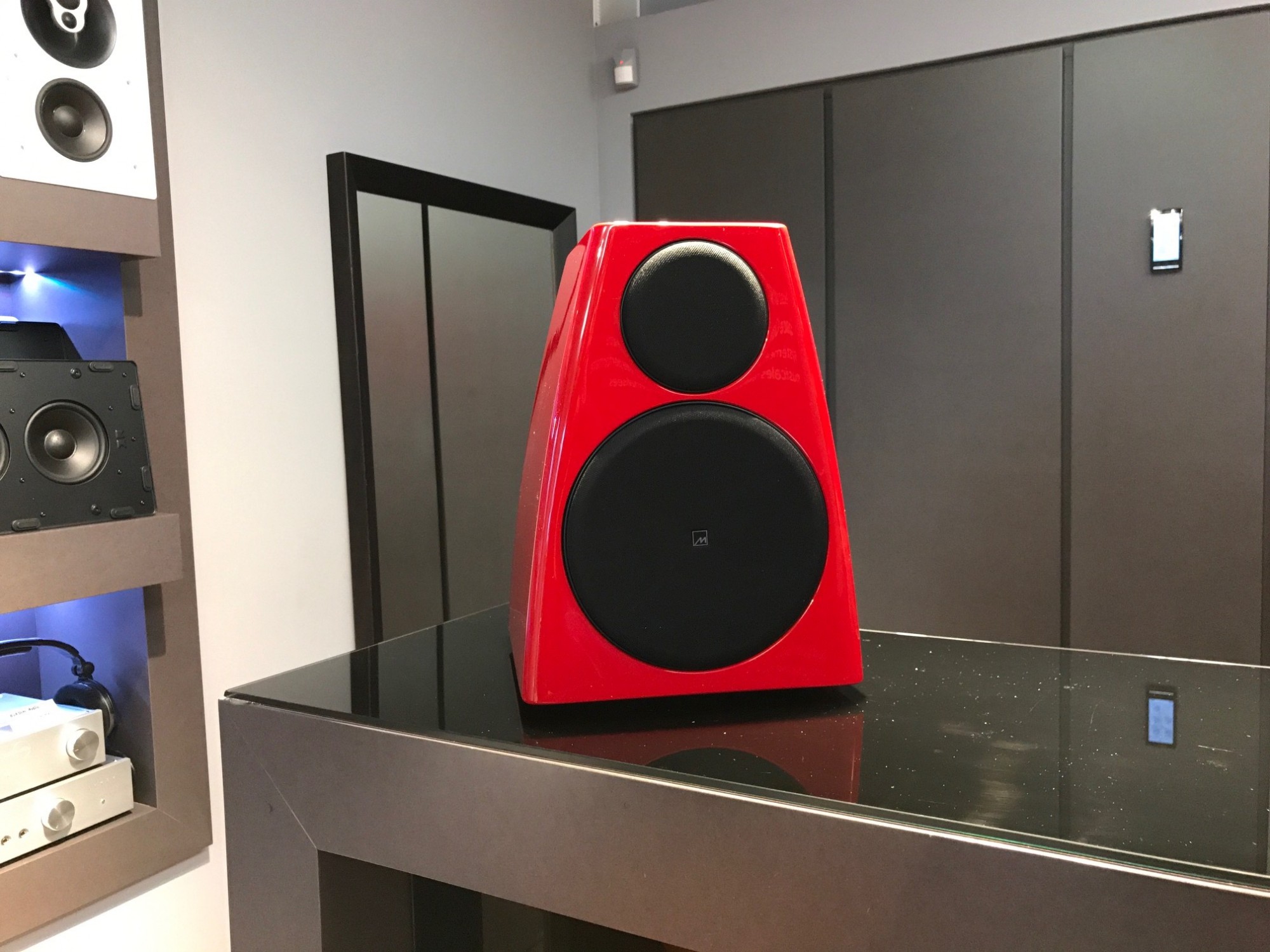 Enceinte bibliothèque active Meridian Audio DSP3200 personnalisée en rouge Ferrari