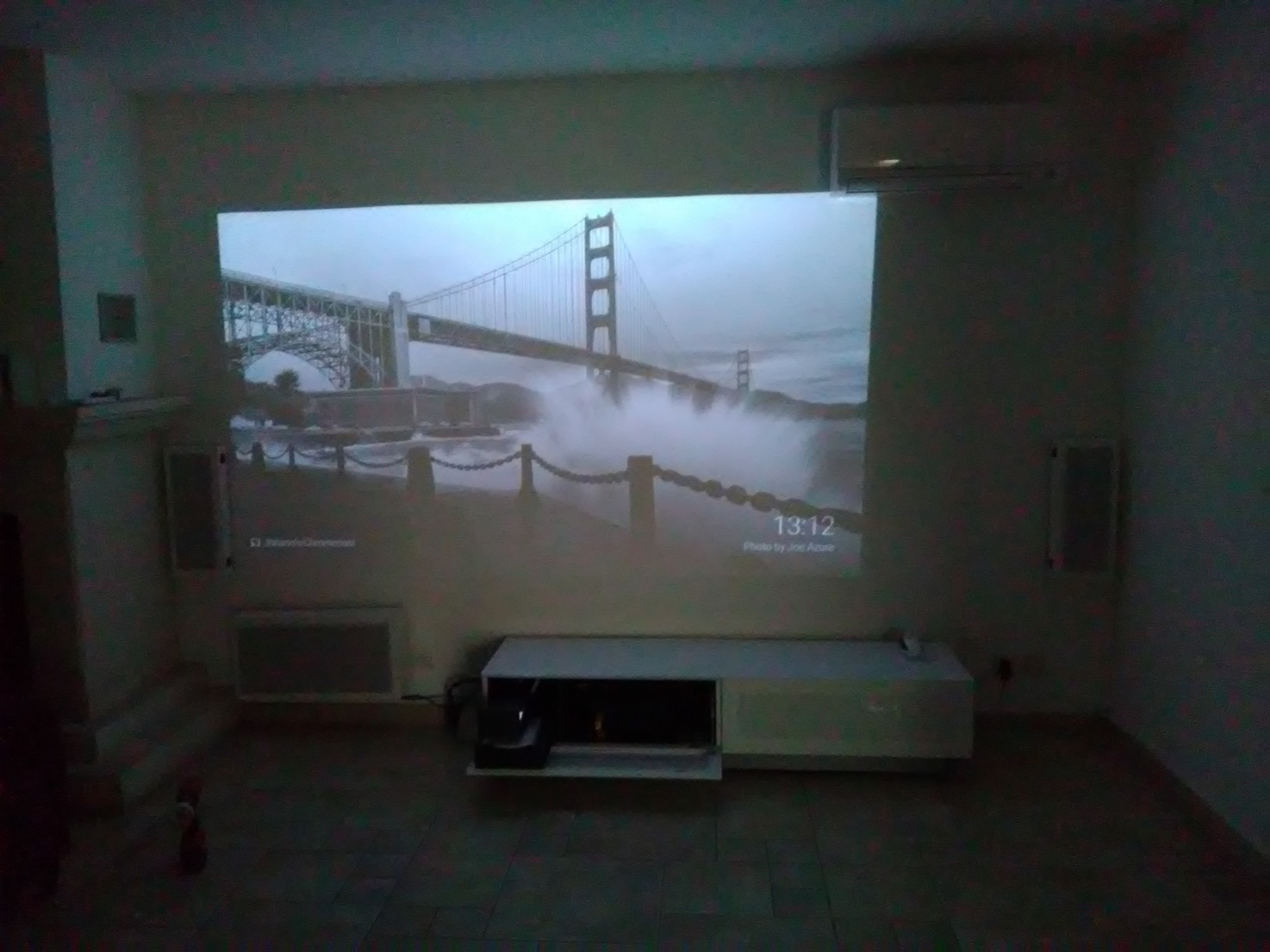 home cinema et videoprojecteur dissimulé dans un meuble à Cassis