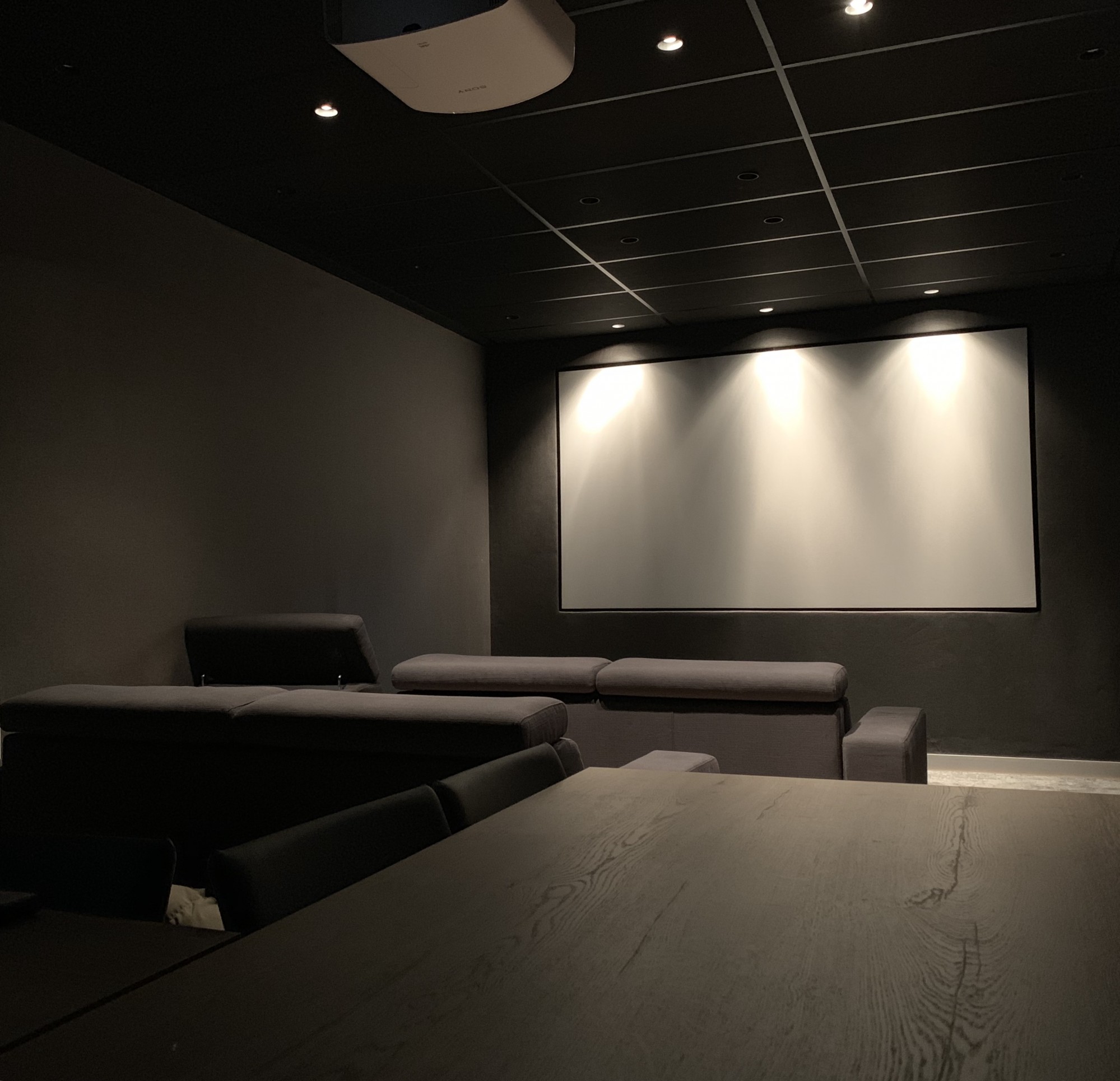 salle de cinema privée à Marseille avec enceintes Artcoustic plates et videoprojecteur Sony VPL-VW270ES