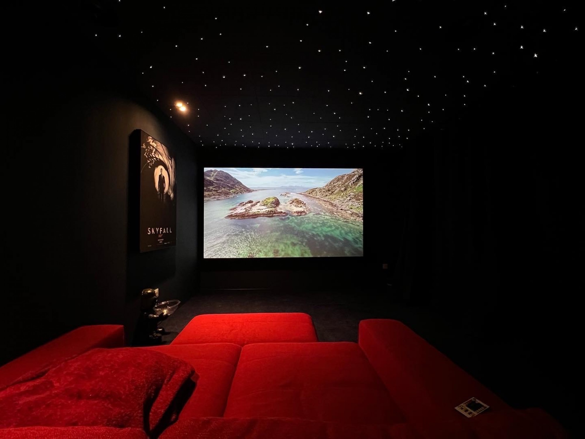 Salle de cinéma privé en sous sol à côté de château Lacoste Aix en provence