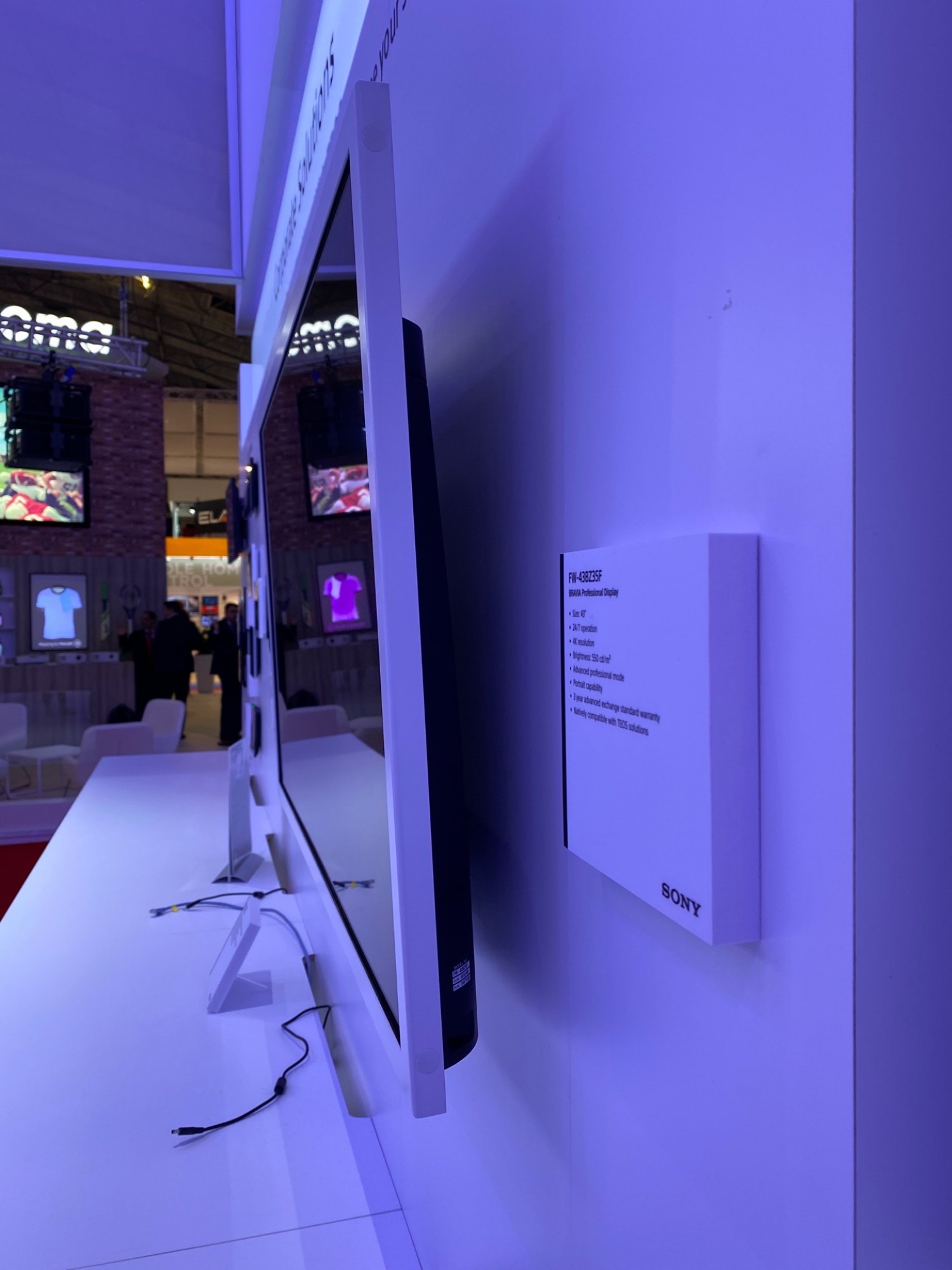 Télévision avec bords blancs