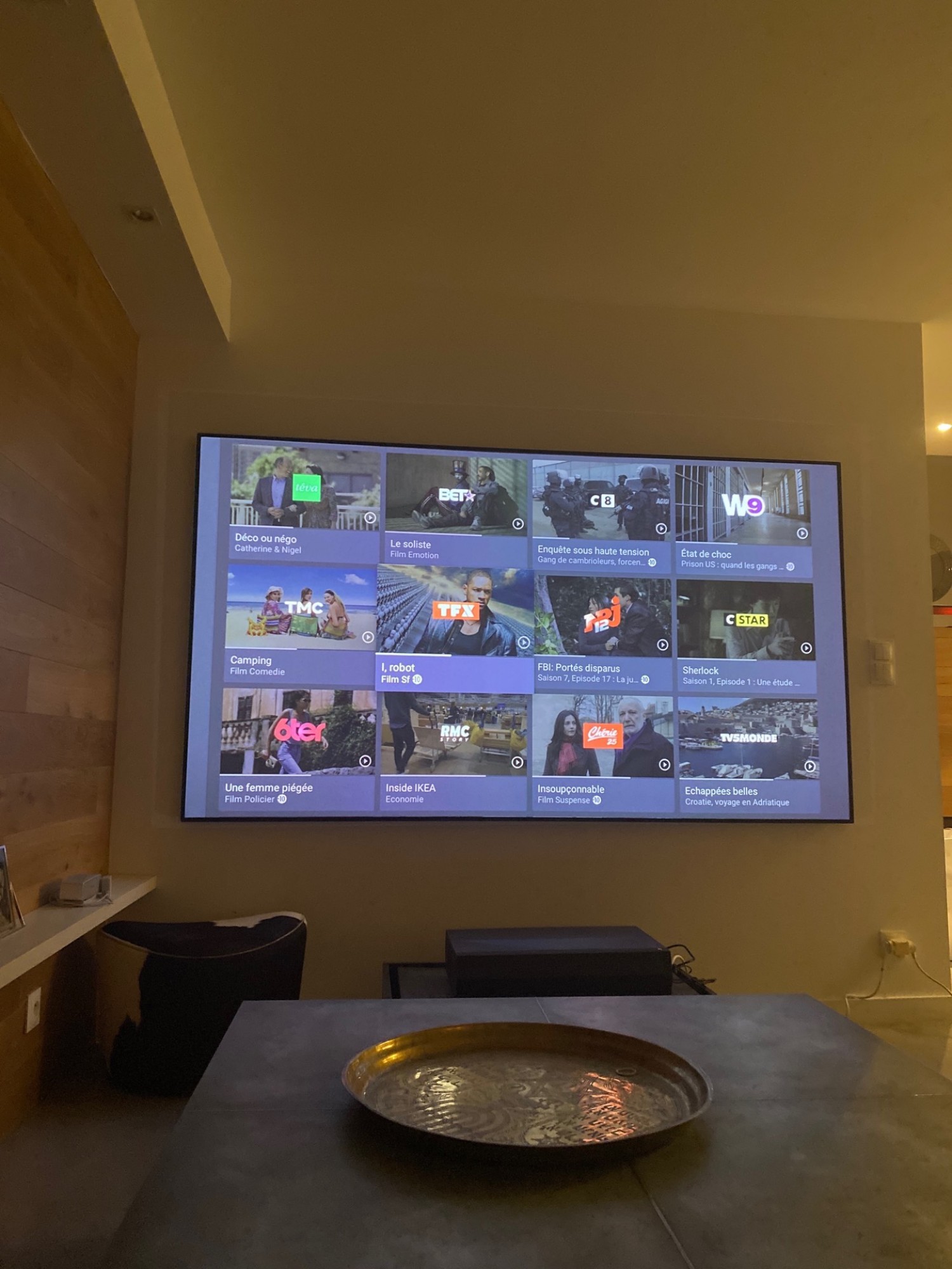 Installation d’un vidéoprojecteur 4K ultra courte focale ( UST ) avec écran de projection ALR pantographe à Marseille