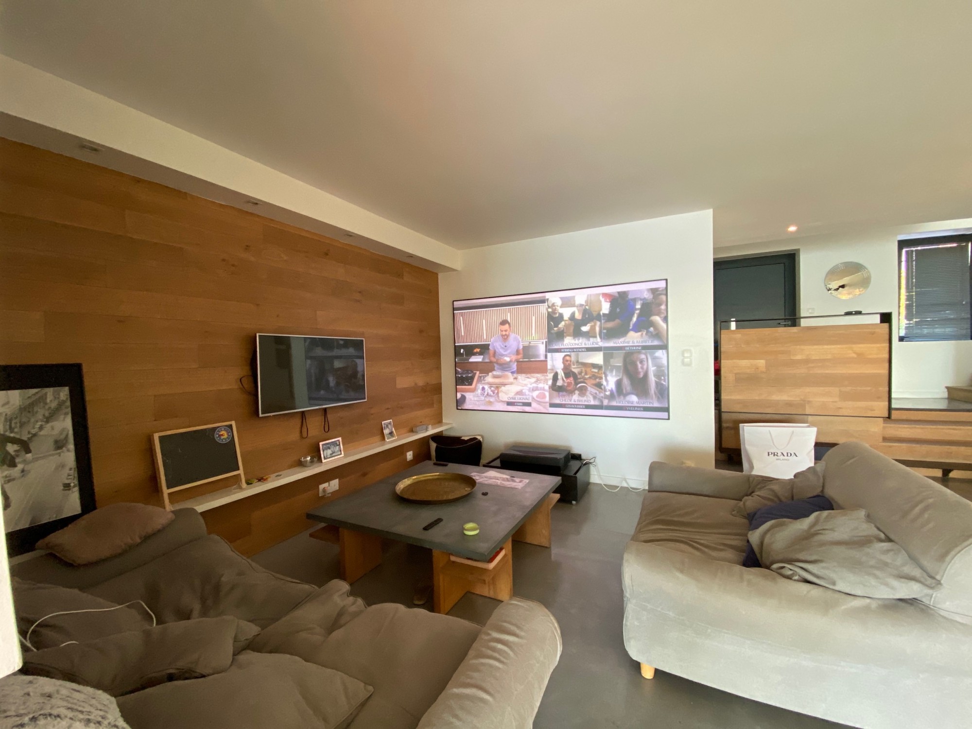 Installation d’un vidéoprojecteur 4K ultra courte focale ( UST ) avec écran de projection ALR pantographe à Marseille