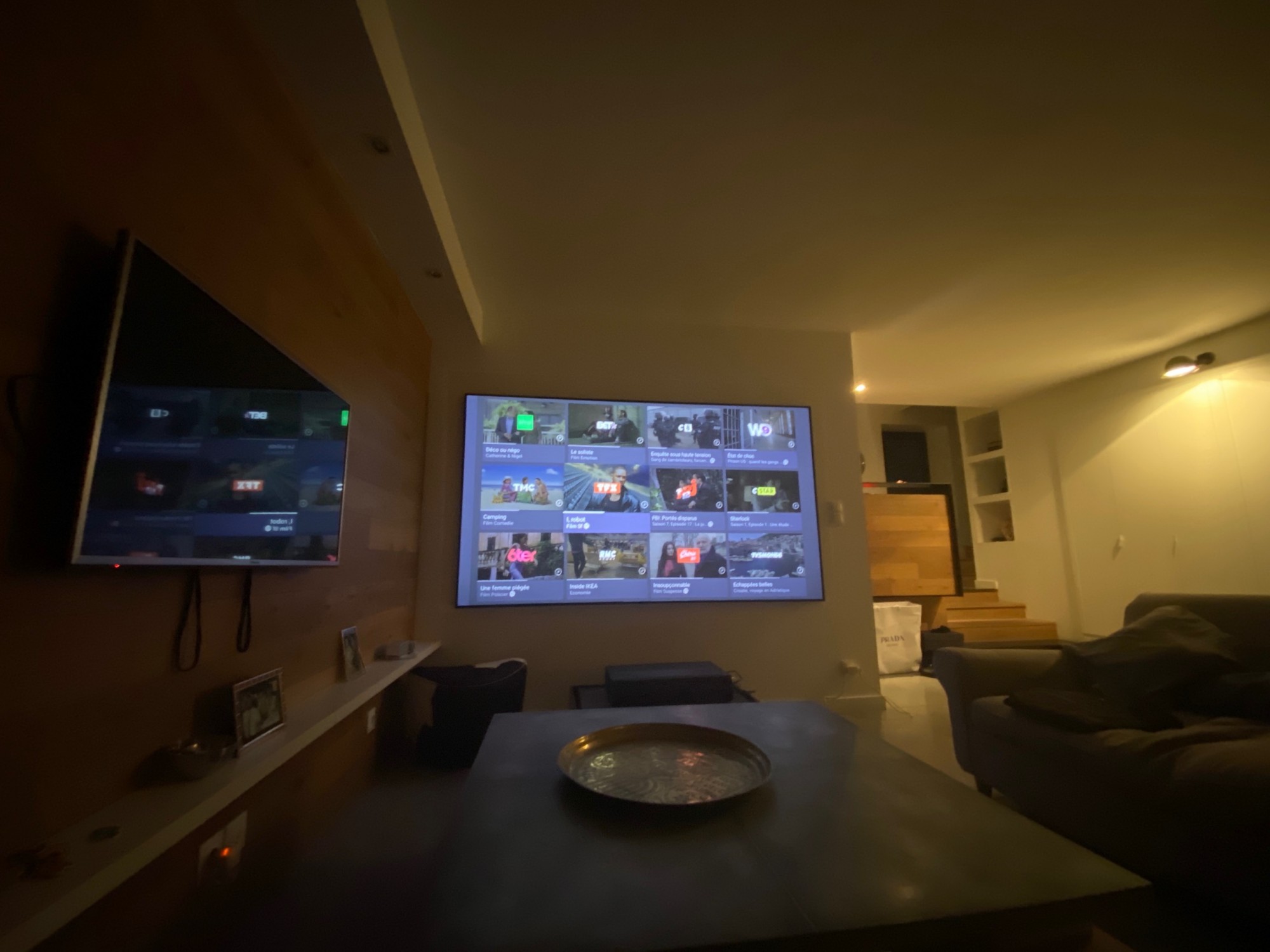 Installation d’un vidéoprojecteur 4K ultra courte focale ( UST ) avec écran de projection ALR pantographe à Marseille