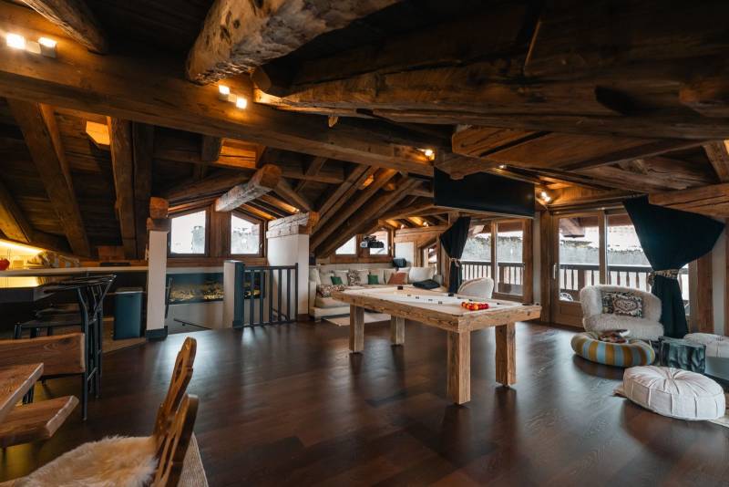 Integration home cinema performant avec videoprojecteur dans un chalet à la montagne Courchevel