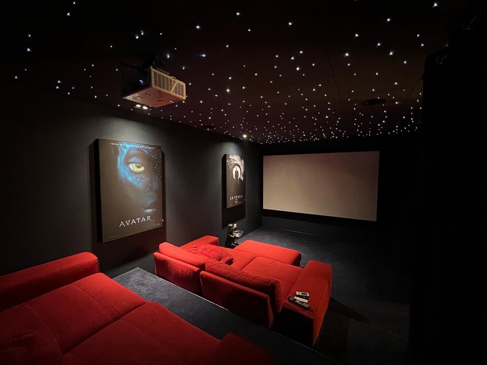 Salle de cinéma privé en sous sol à côté de château Lacoste Aix en provence