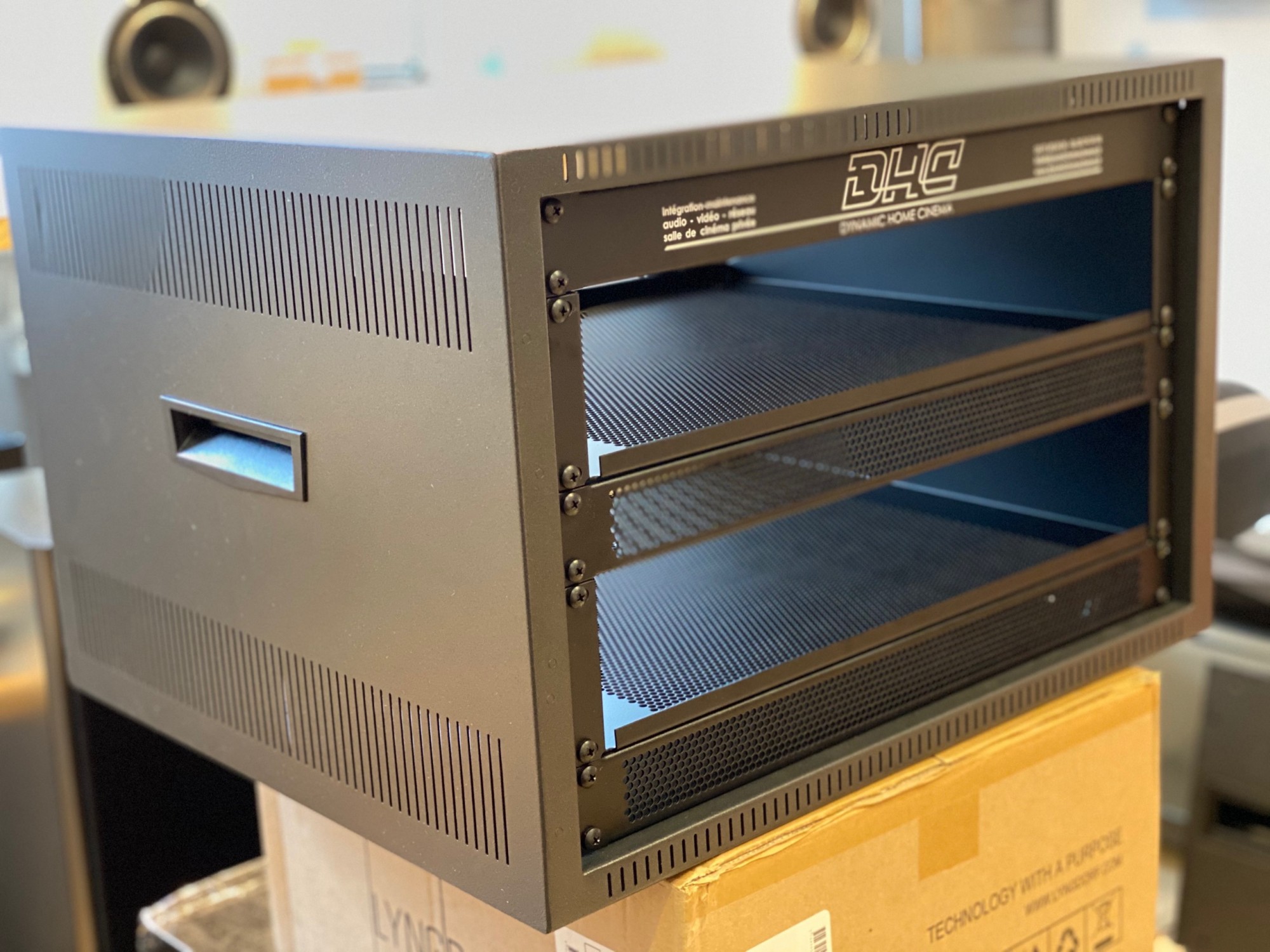 Rack technique pour ranger vos matériels audio vidéos et structurer vos câblages de façon durable