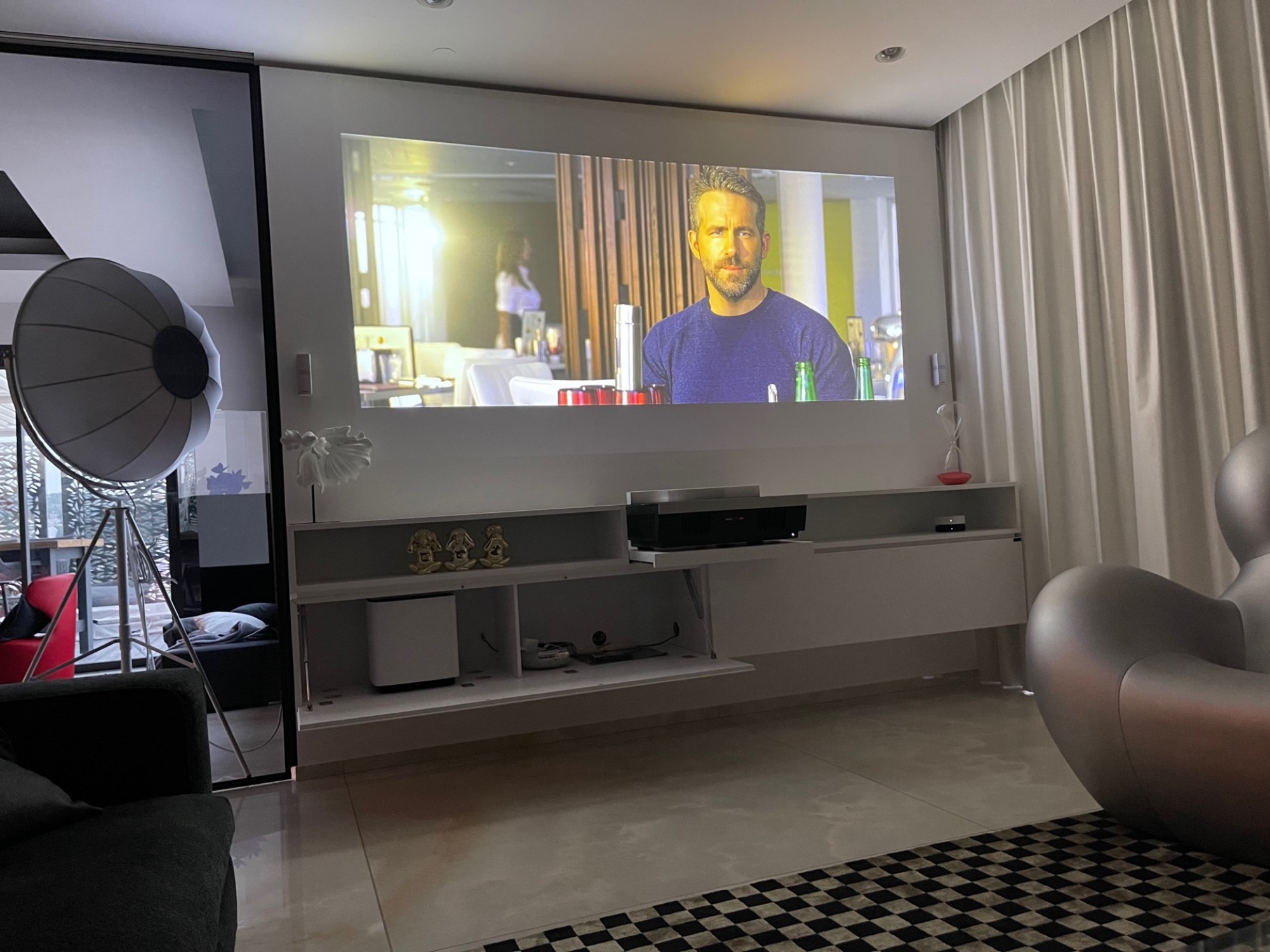 Videoprojecteur ultra courte focale Sim2 xTV4k à Carry le rouet