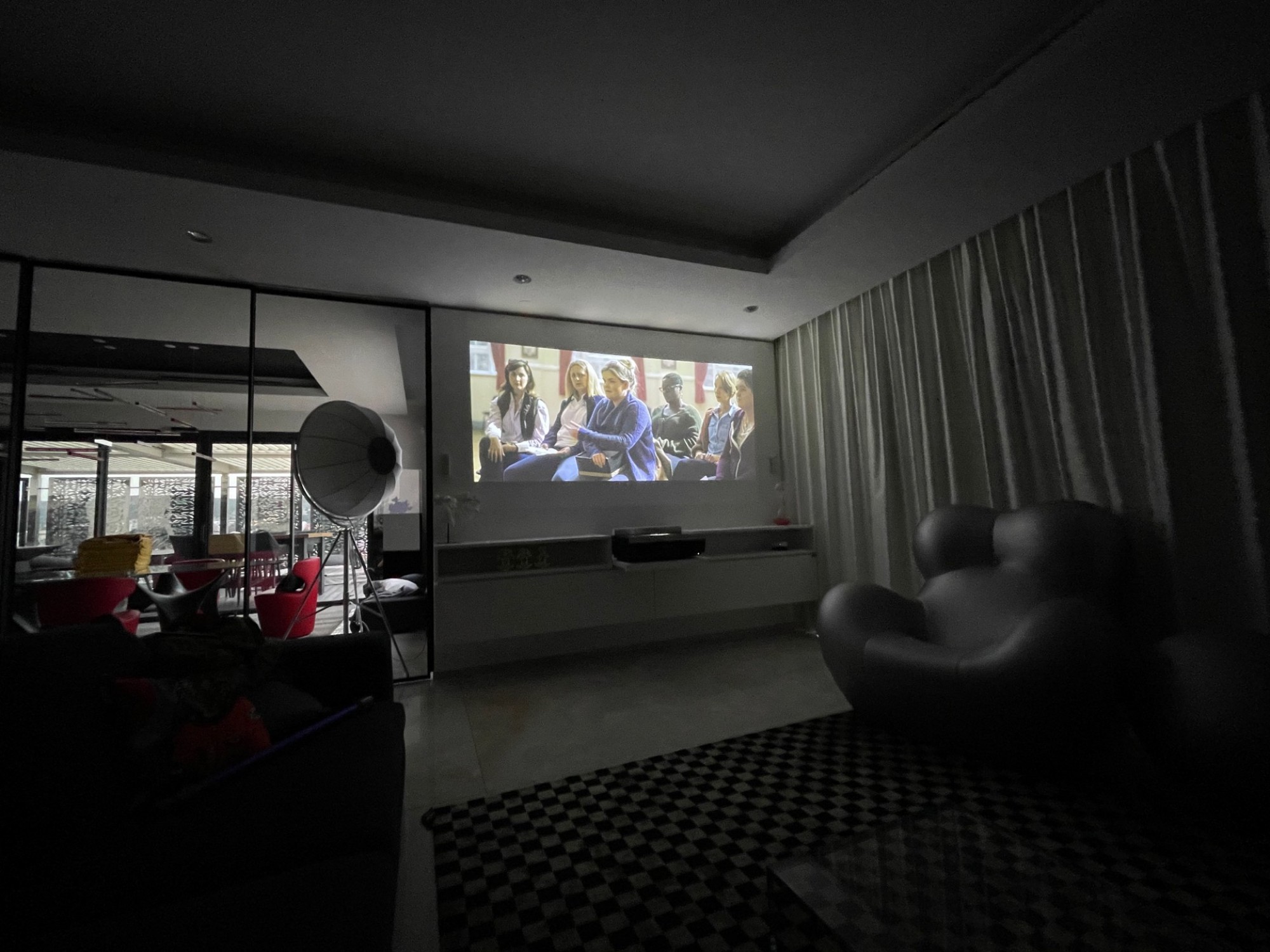 Videoprojecteur ultra courte focale Sim2 xTV4k à Carry le rouet