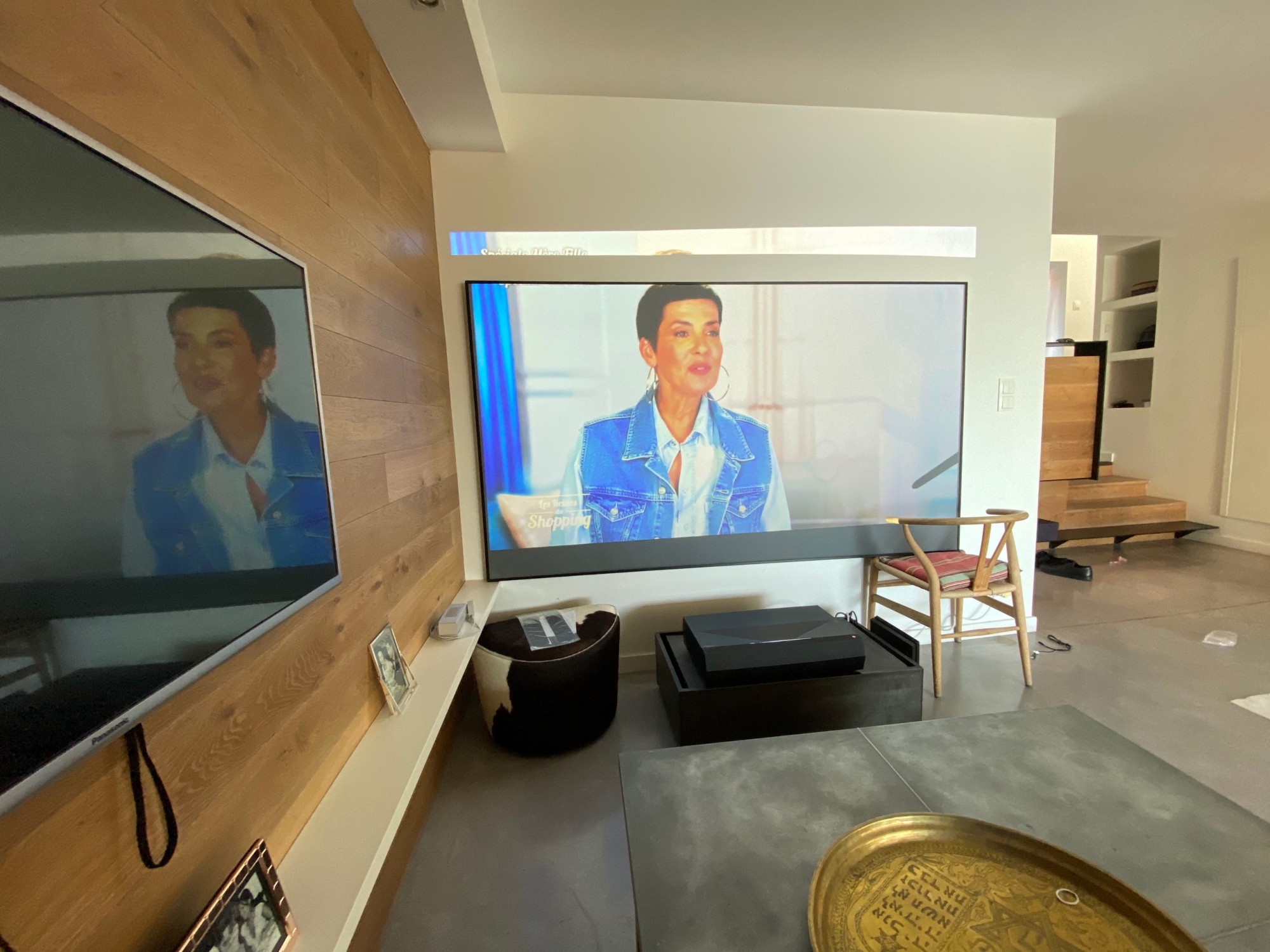 Installation d’un vidéoprojecteur 4K ultra courte focale ( UST ) avec écran de projection ALR pantographe à Marseille