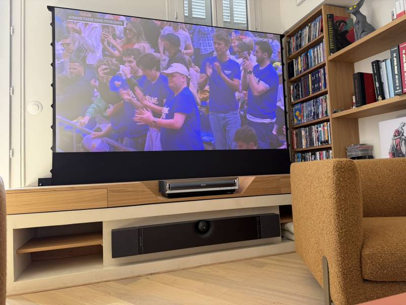 système home cinema hisense devialet ultra courte focale dans un salon La ciotat