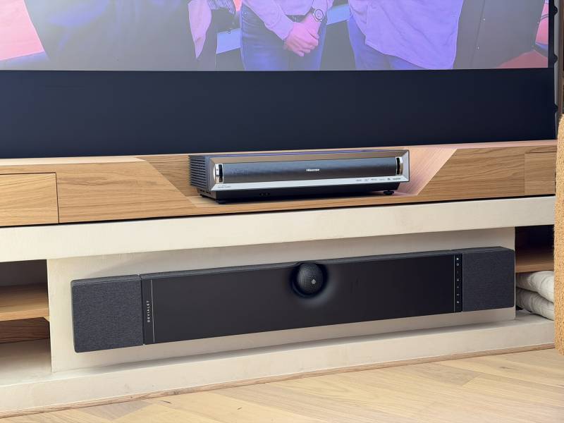 Amenagement home cinema dans un salon Devialet Dione Hisense PX3 Aix en Provence
