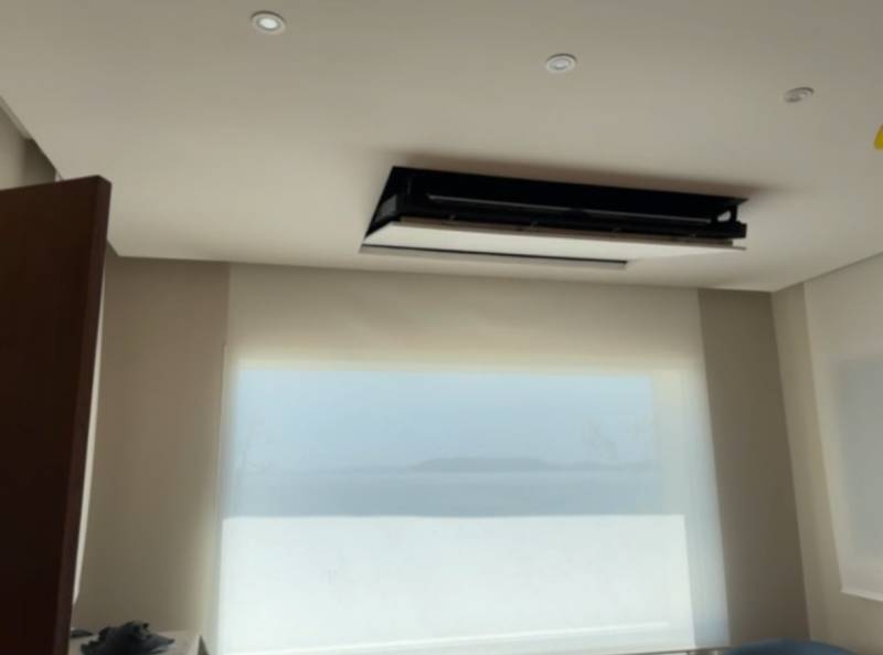 Téléviseur motorisé dans résidence en bord de mer