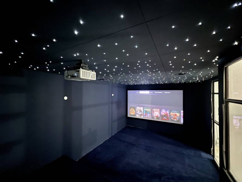Salle de cinéma privé en sous sol à côté de château Lacoste Aix en provence