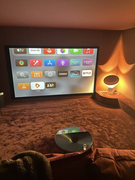 Création de salle de cinema privé matériel haut de gamme Krix Sony Primare Screen Excellence à Bandol