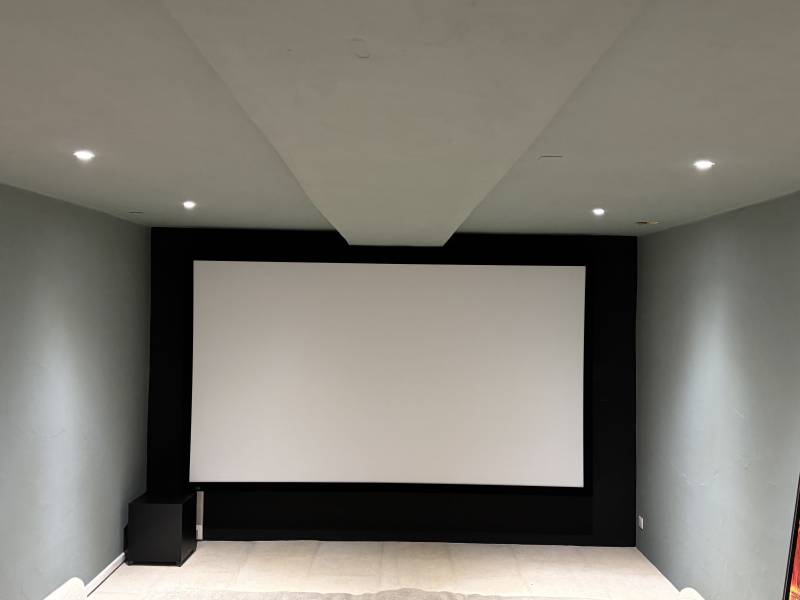 Enceinte Krix Megaphonix Flat dissimulées derriere une écran Transonore Screen Excellence Discovery