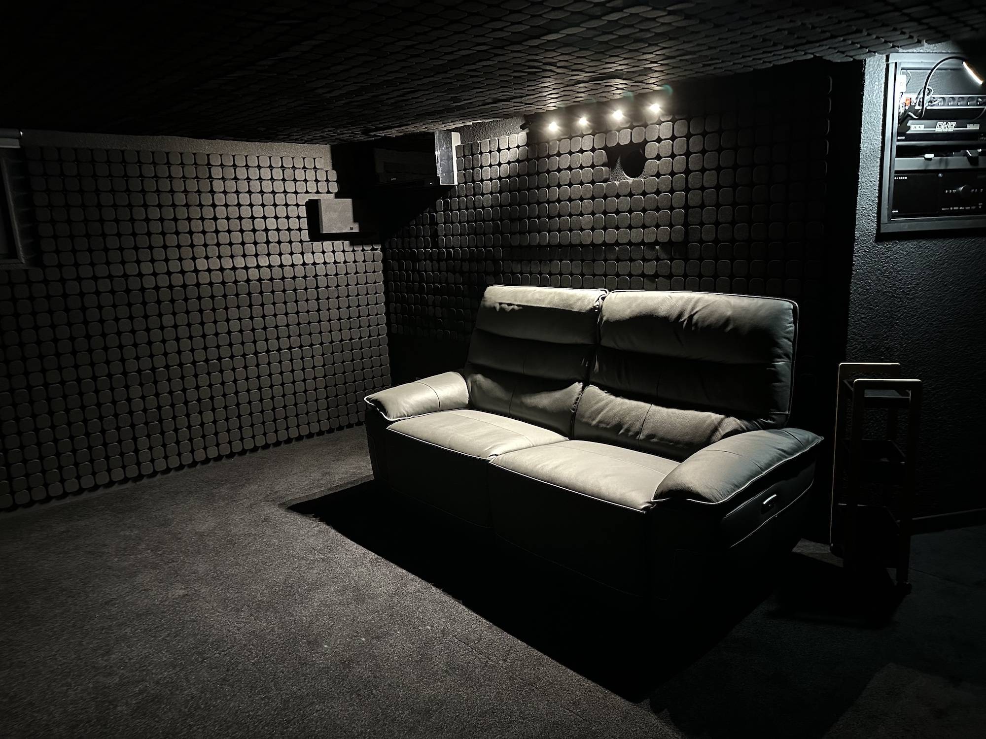 traitement acoustique Studiobricks eco45 dans salle de cinema privé à la couronne