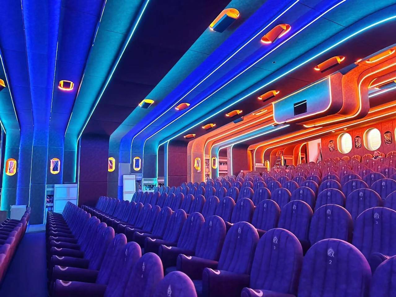 Enceinte surround atmos salle de cinema