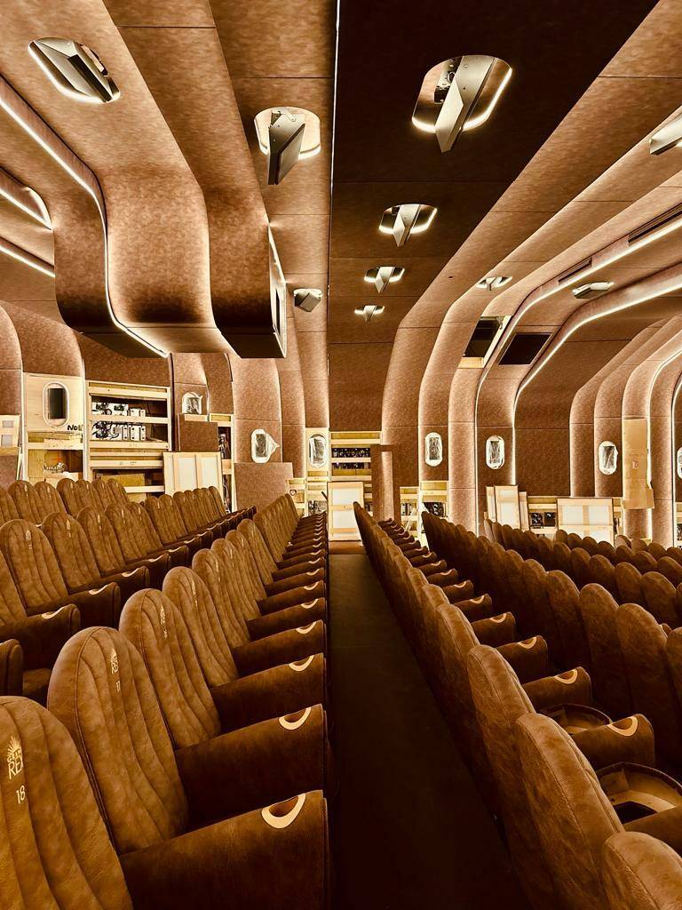 Enceinte surround atmos salle de cinema