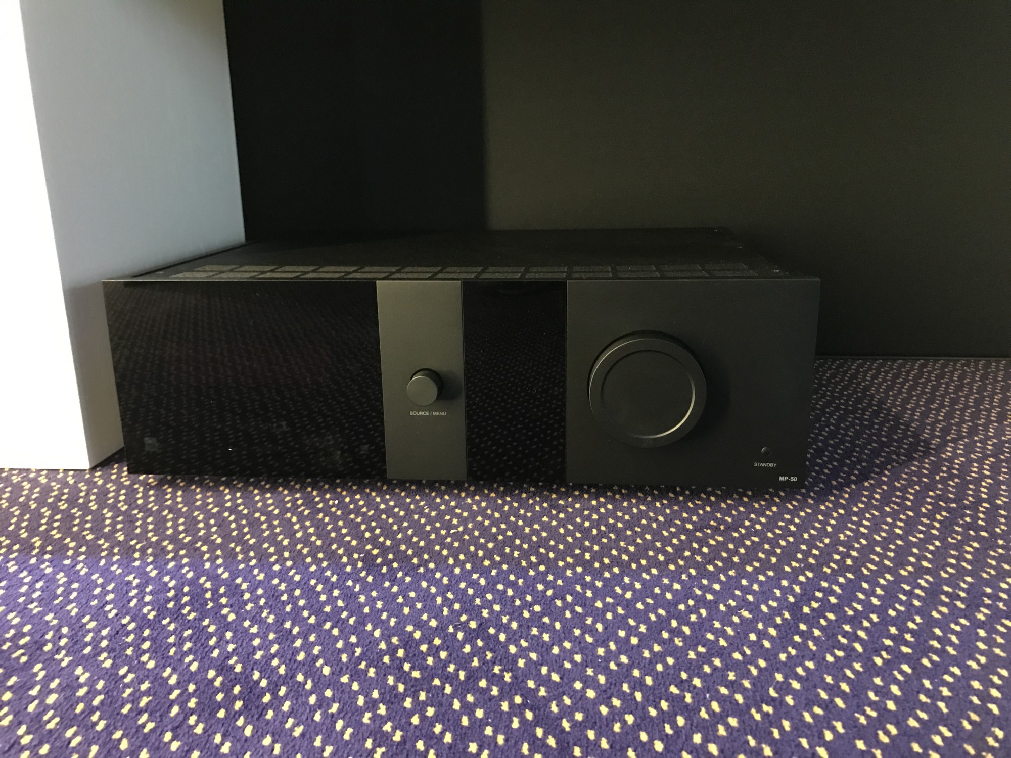 Processeur Home cinema ATMOS Lyngdorf Audio MP50 sur le stand genesis-technologies