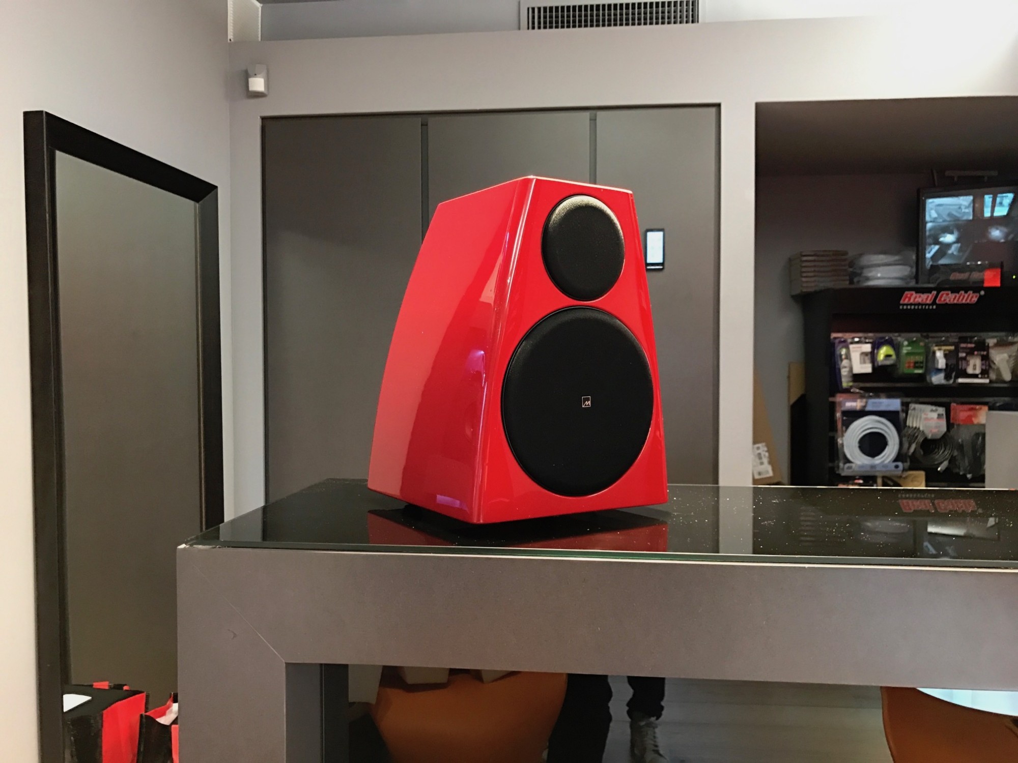Enceinte active rouge Ferrari