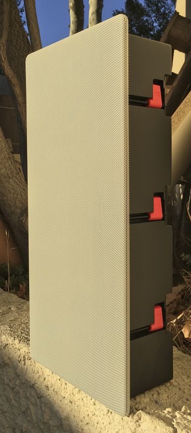 Grille flush sur enceinte encastrable