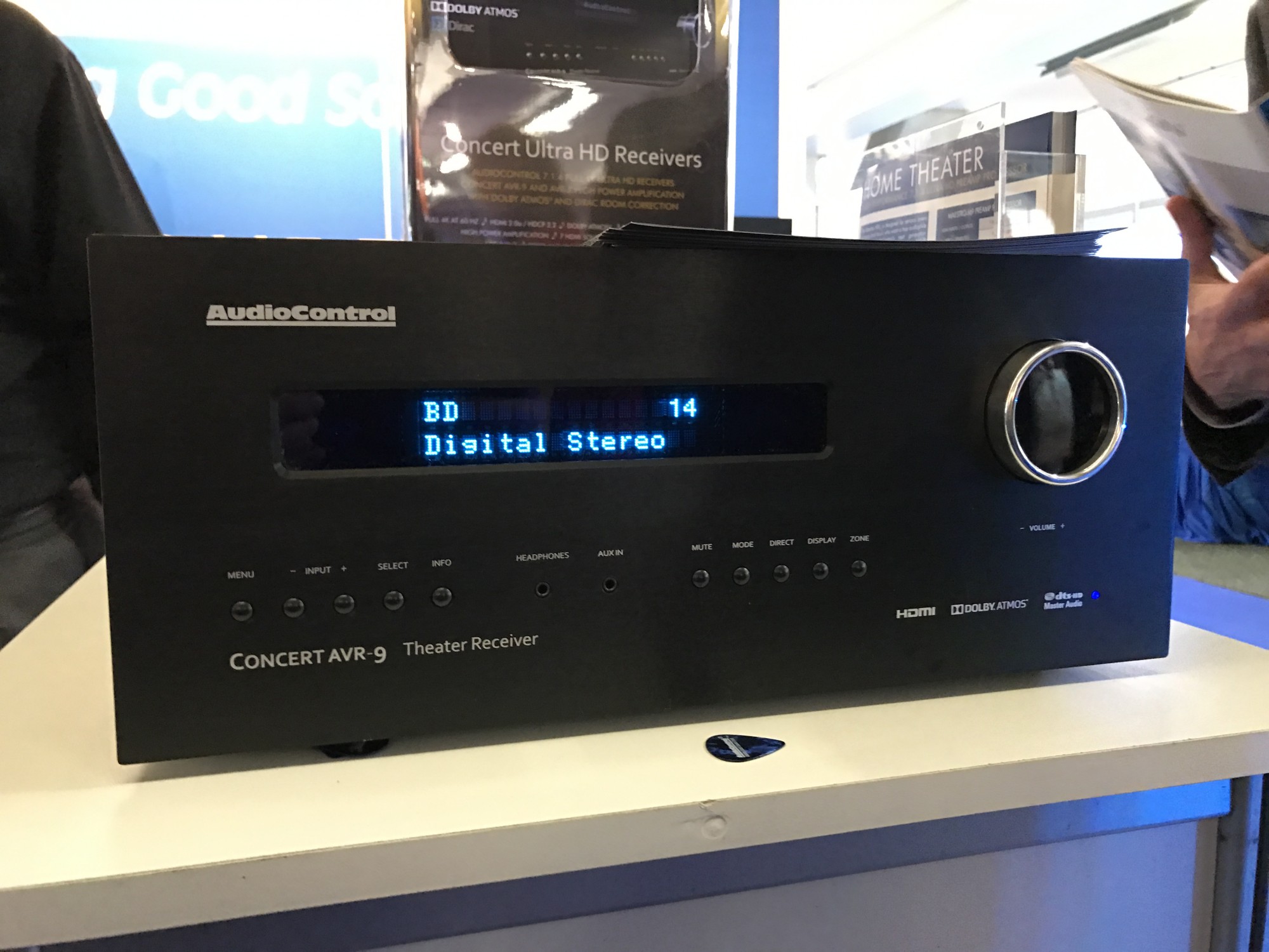 Audiocontrol M9 le preampli processeur avec 2 façades differentes