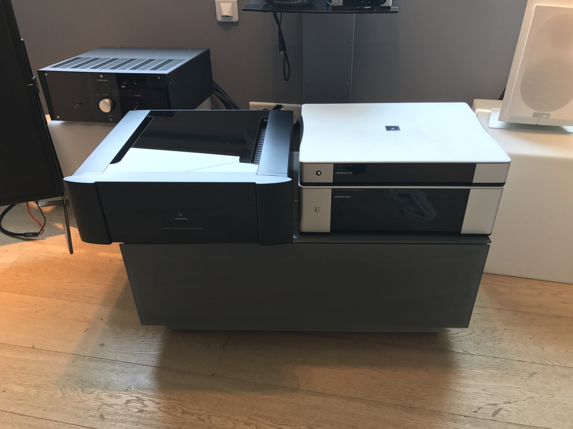 Meridian G57 (gris) vs Meridian 857 (noir) à Paris