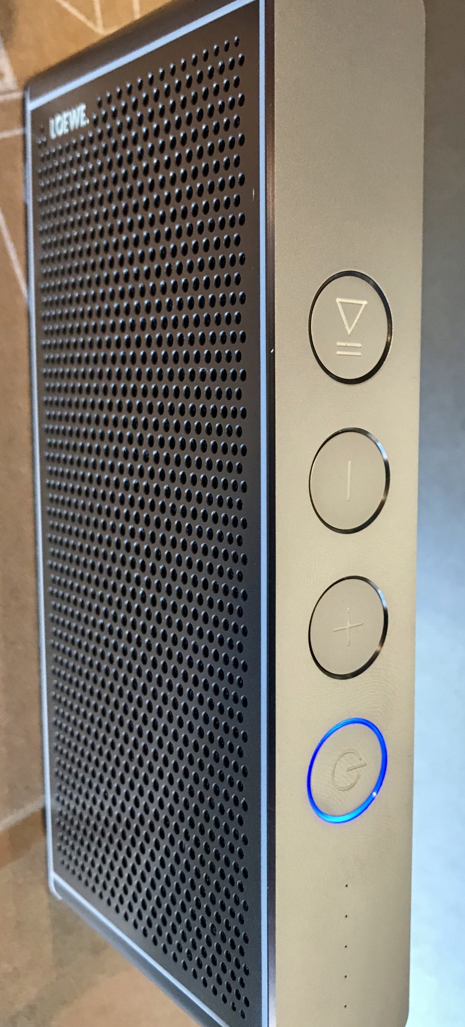 Les commandes douces de l’enceinte Bluetooth Loewe Klang M1