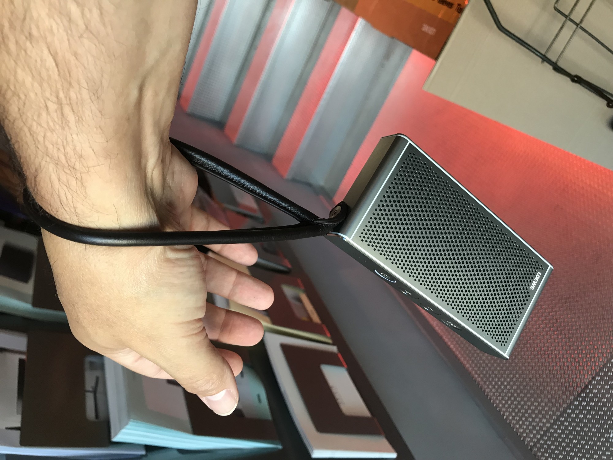 La dragonne du Loewe Klang M1