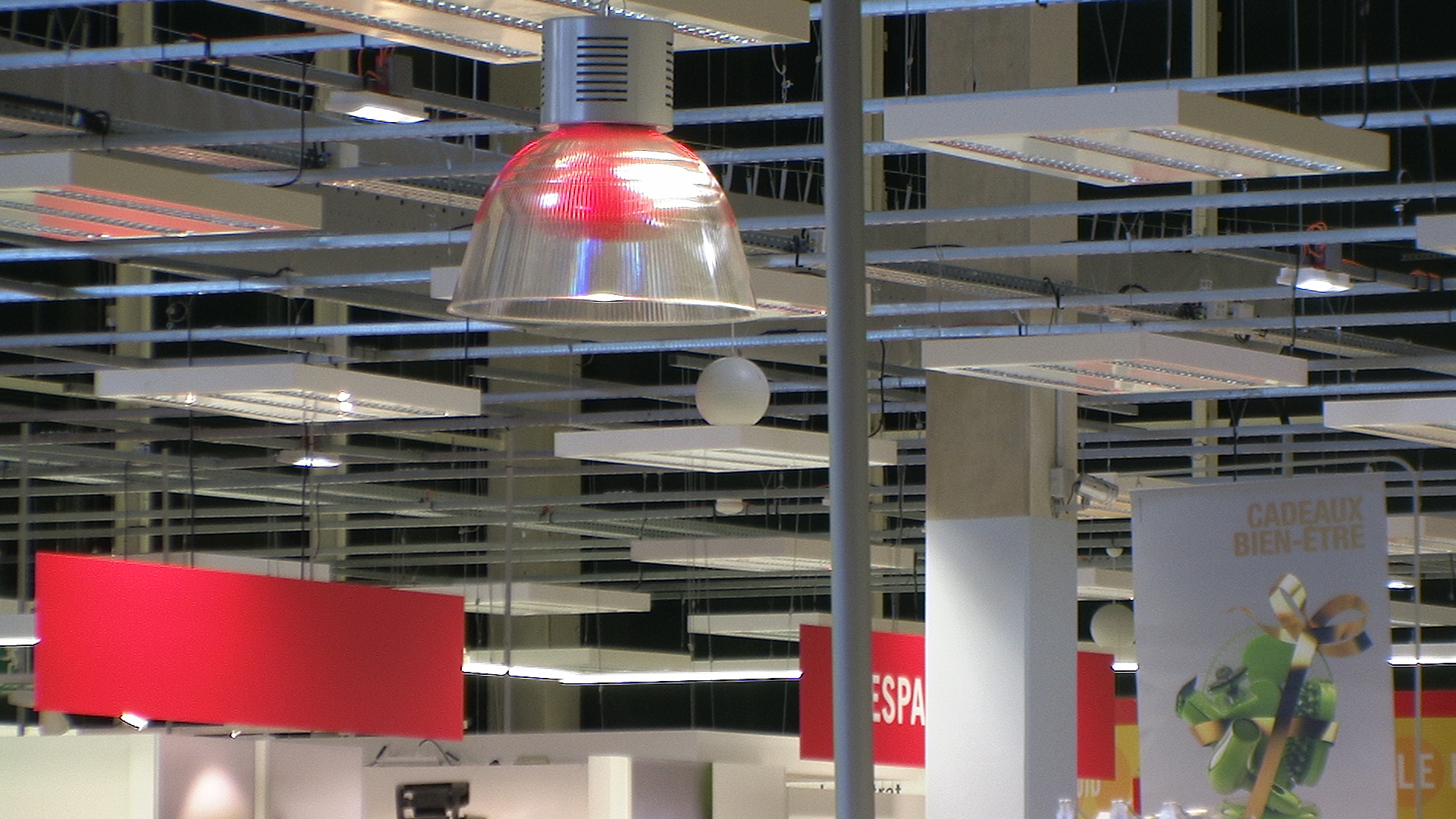 Intégration d'enceinte de sonorisation de grand magasin