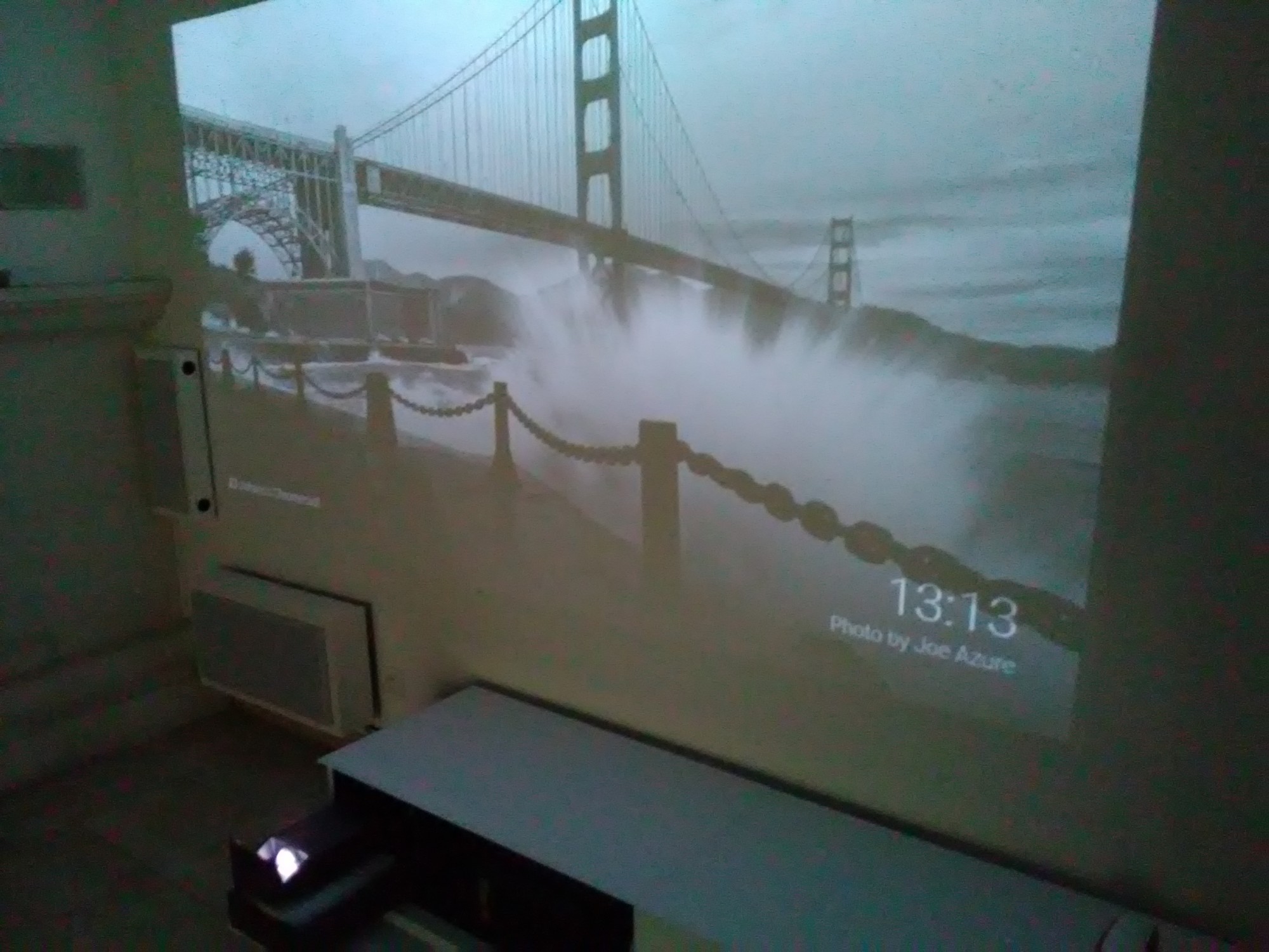 projection sur un mur blanc à Paris