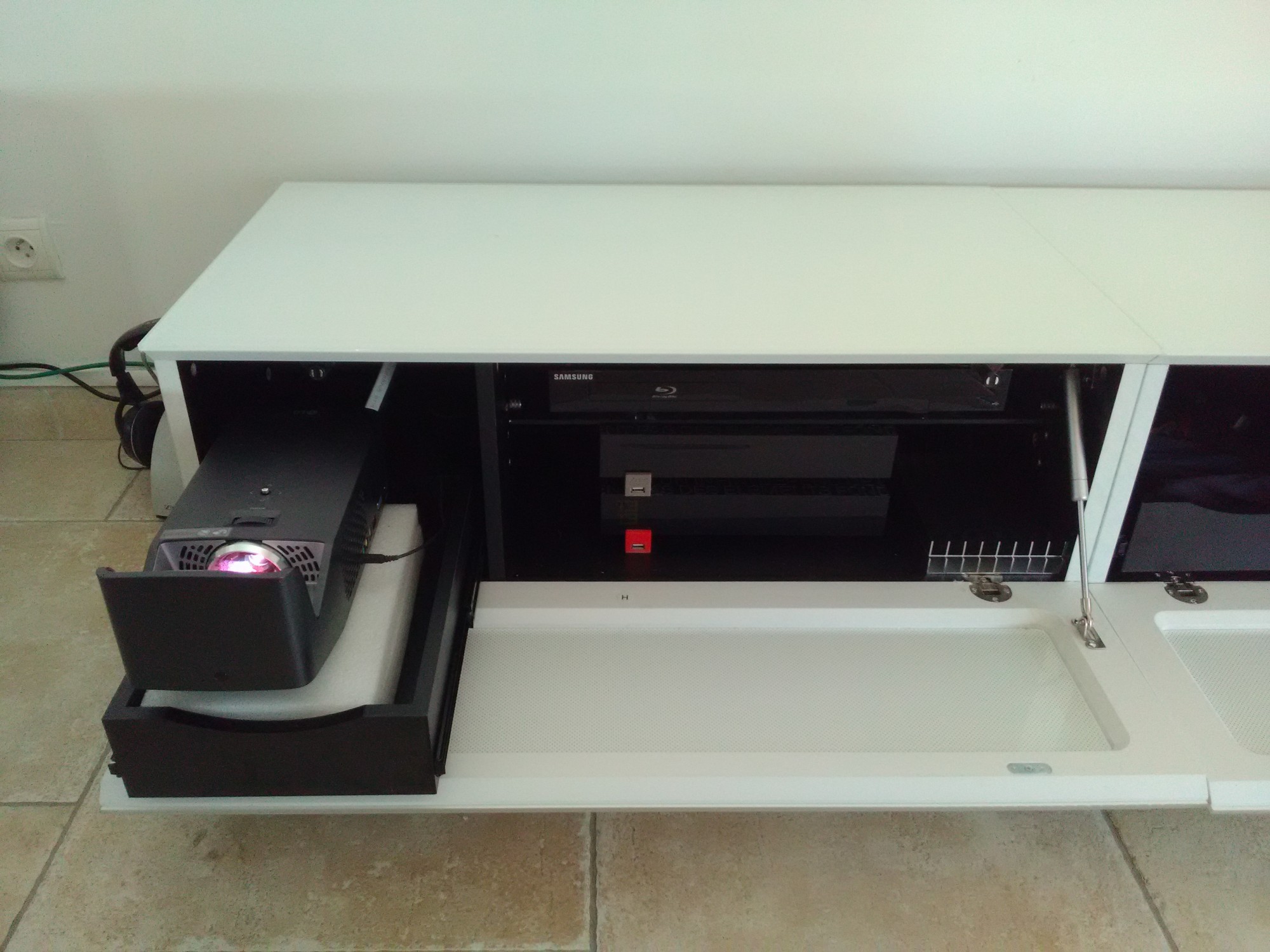 videoprojecteur ultra courte focale dans un meuble tv alphason