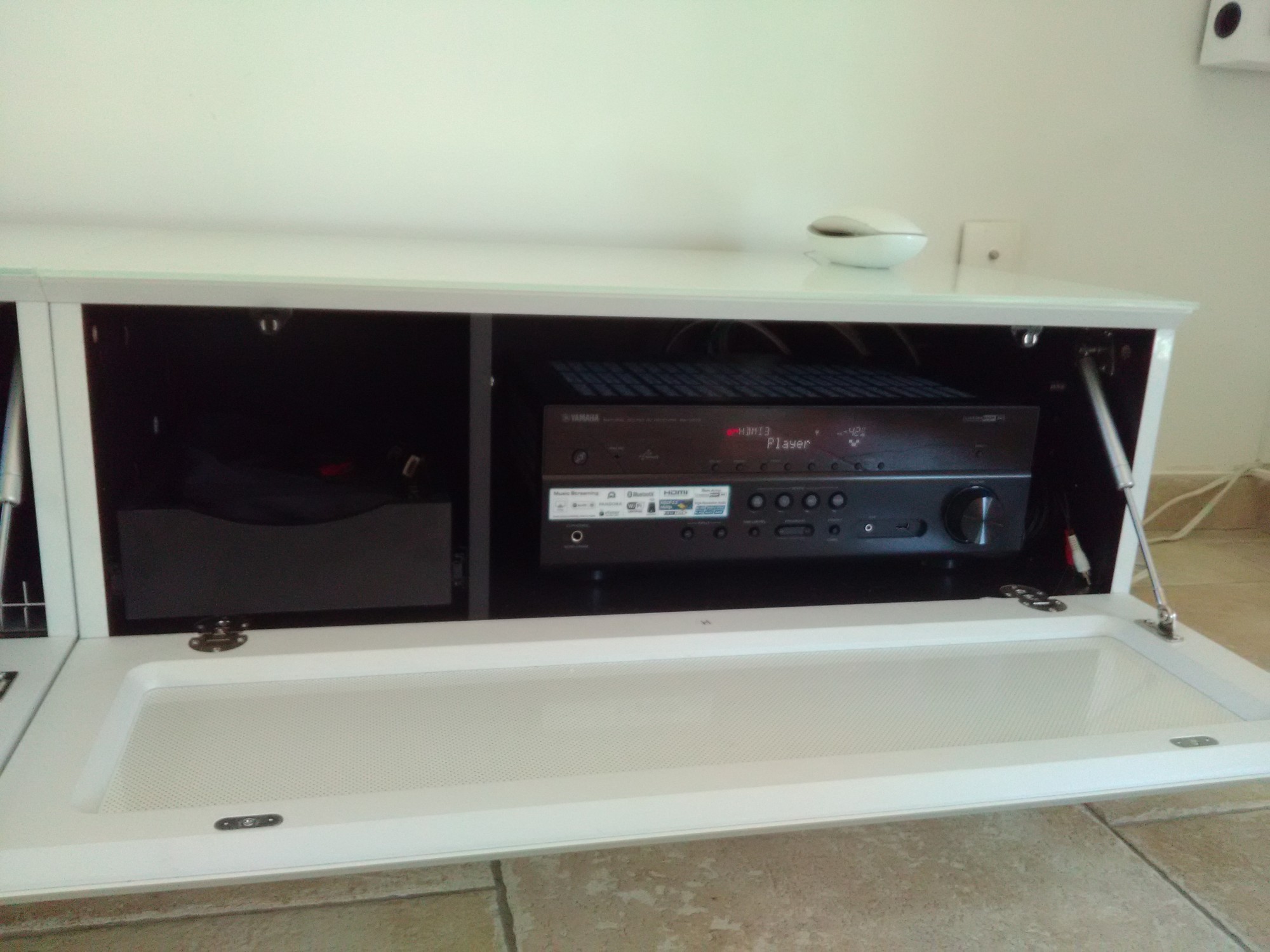 ampli yamaha home cinema rangé dans un meuble tv à Bouc Bel Air
