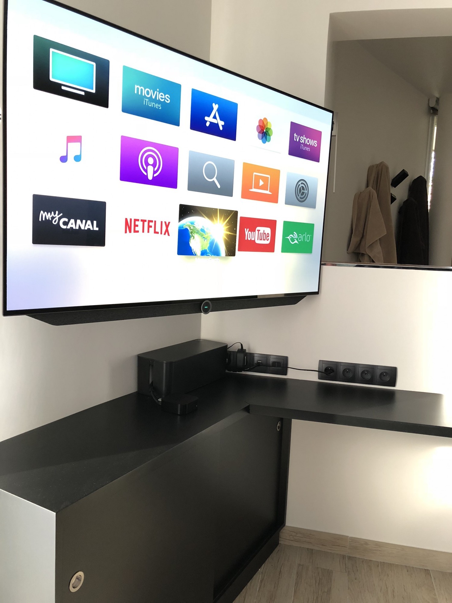 Tv Loewe bild 7.55 avec Apple TV 4k et support Vogel’s next 7355 a Aubagne à côté de chez le boulanger