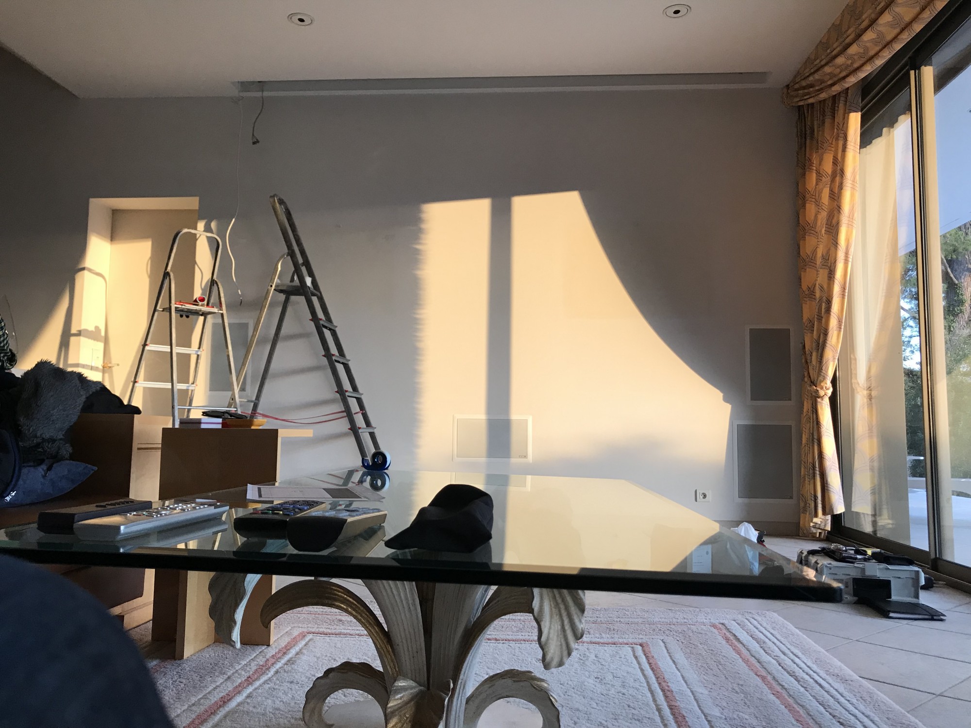 installation d'un écran de projection tensionné encastrable aux Lecques