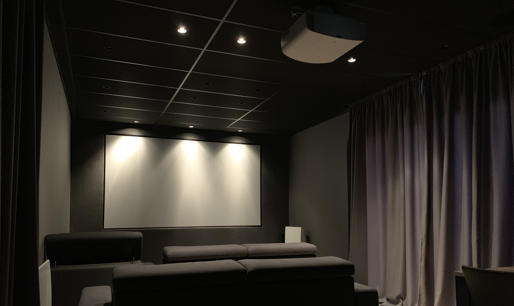 home cinema avec écran transonore Screen Excellence enceintes artcoustic spitfire 12-6 et videoprojecteur Sony 4k VPL-VW270ES