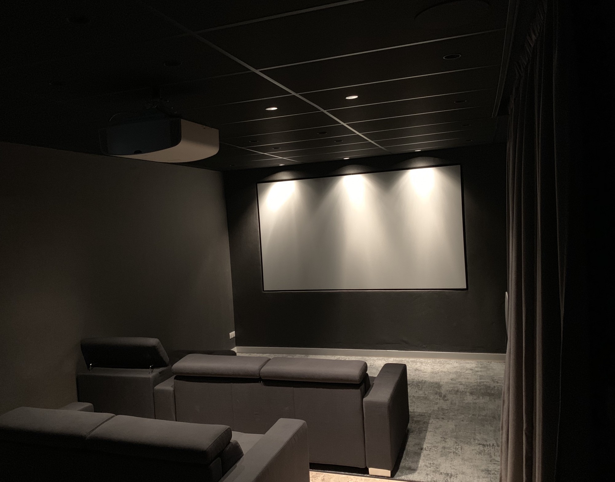 home cinema avec écran screen excellence slim et enceintes artcoustic Spitfire et videoprojecteur Sony 4k à Marseille
