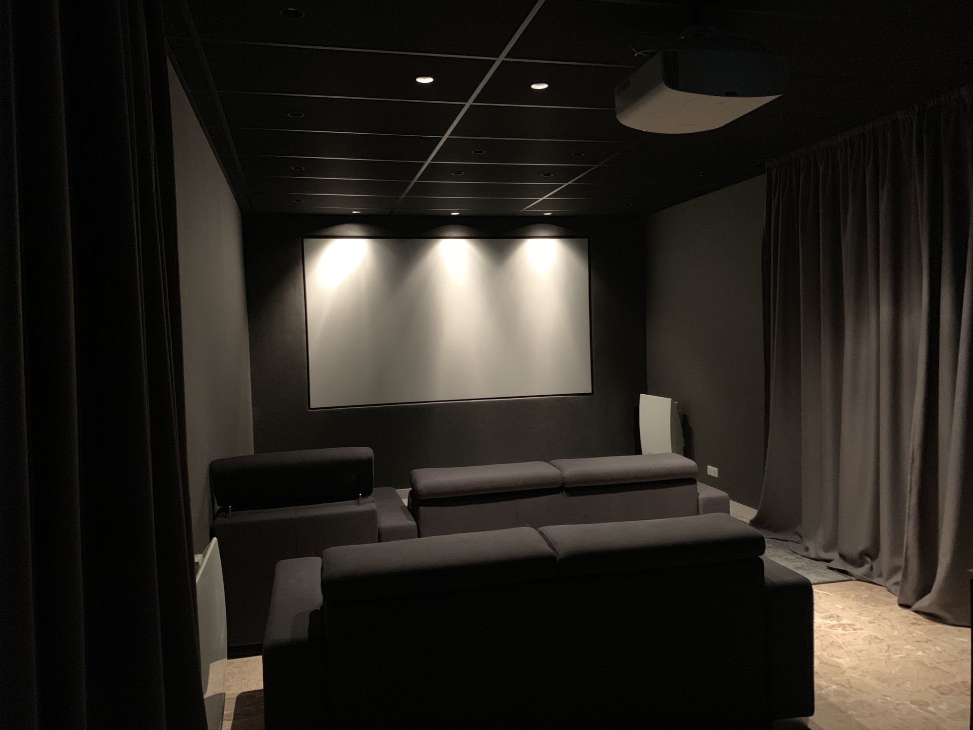 home cinema 4k HDR sur écran Screen Excellence avec toile Neo et projecteur Sony 4K hdr