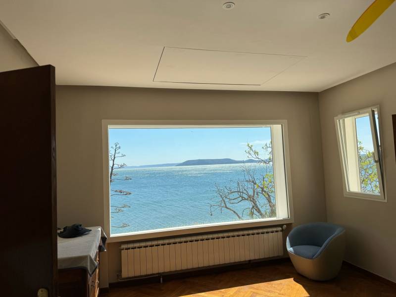 Chambre avec système home cinema discret à La ciotat