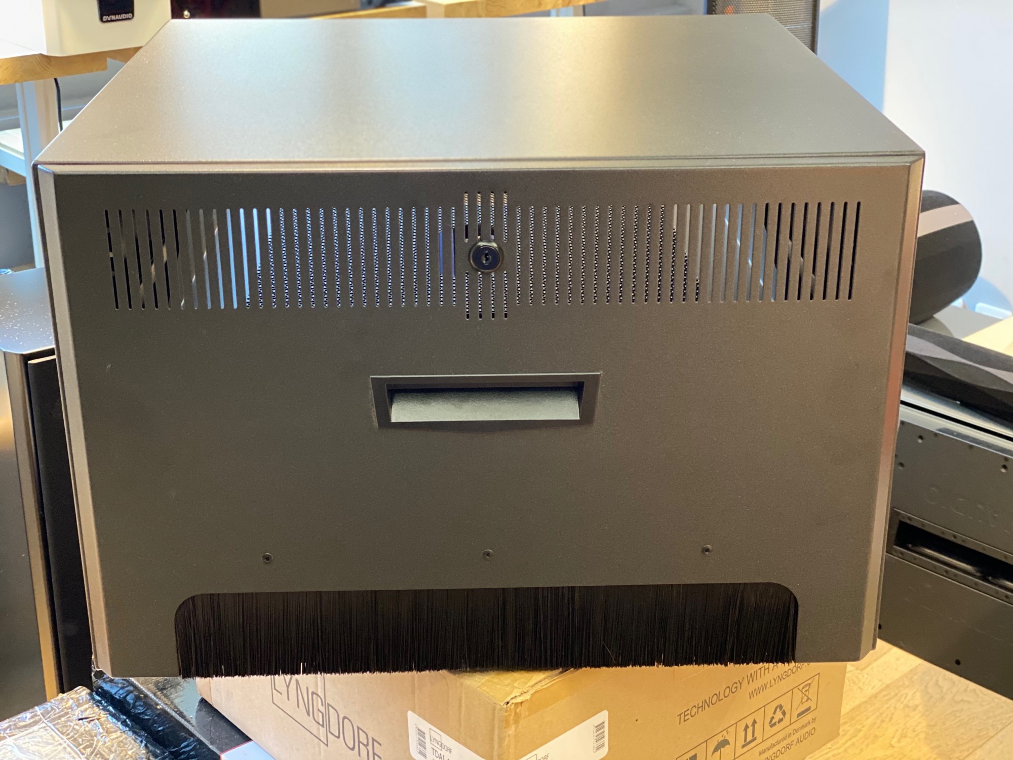 Rack technique pour ranger vos matériels audio vidéos et structurer vos câblages de façon durable