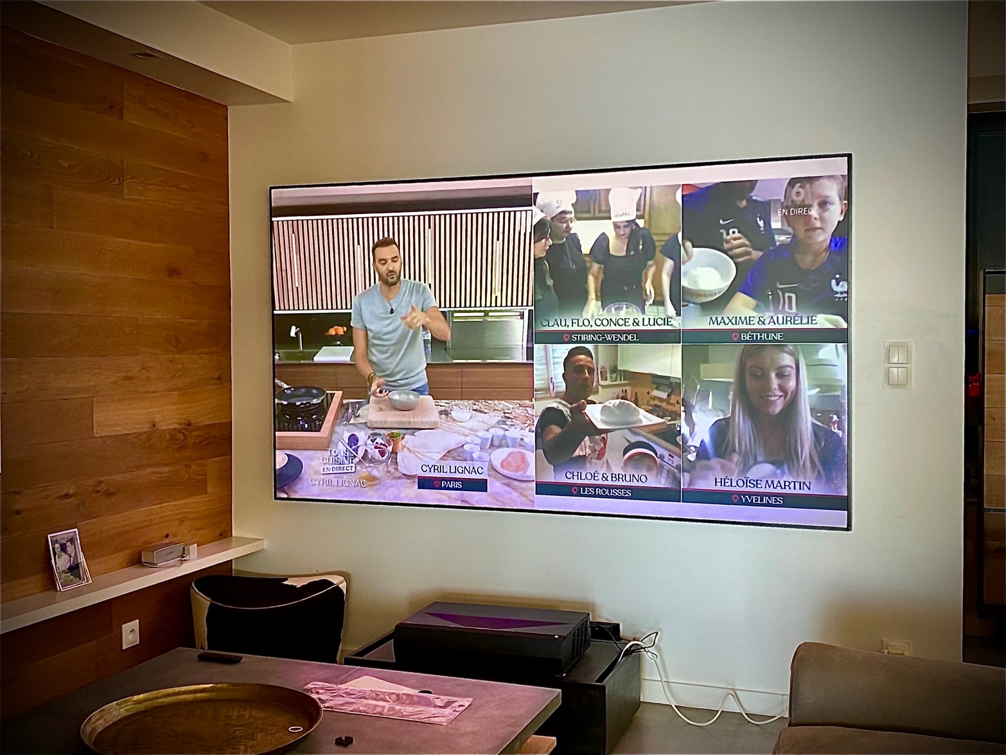 Installation d’un vidéoprojecteur 4K ultra courte focale ( UST ) avec écran de projection ALR pantographe à Marseille