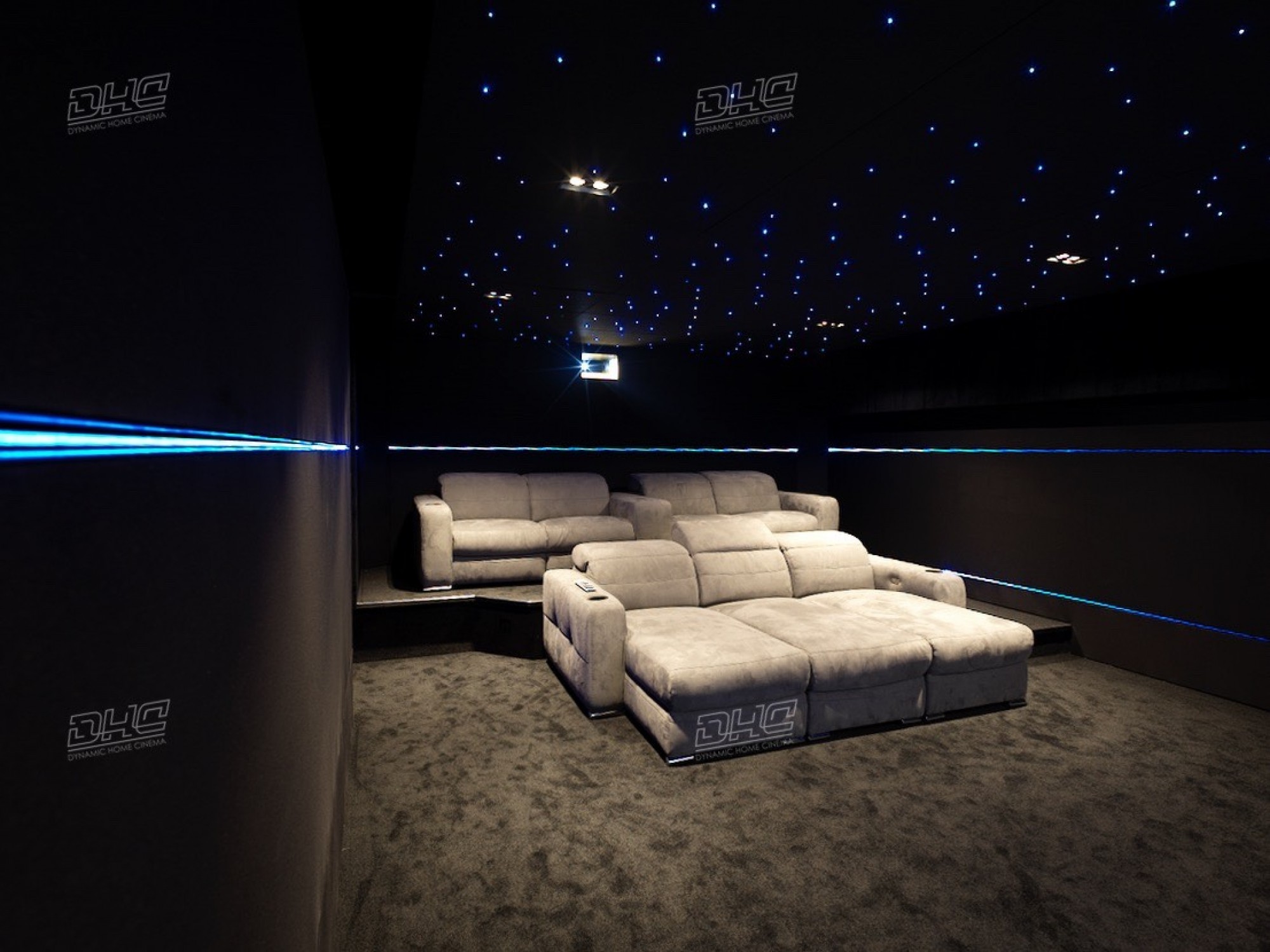 salle de cinema privé à Lunes prés d'Aix en provence et les milles avec fauteuils cinéma et ciel étoilé