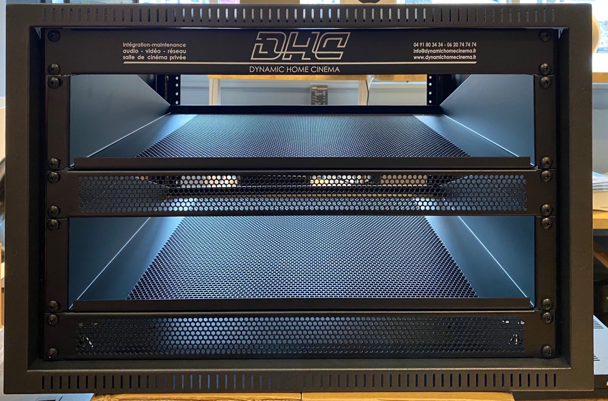 Rack technique pour ranger vos matériels audio vidéos et structurer vos câblages de façon durable