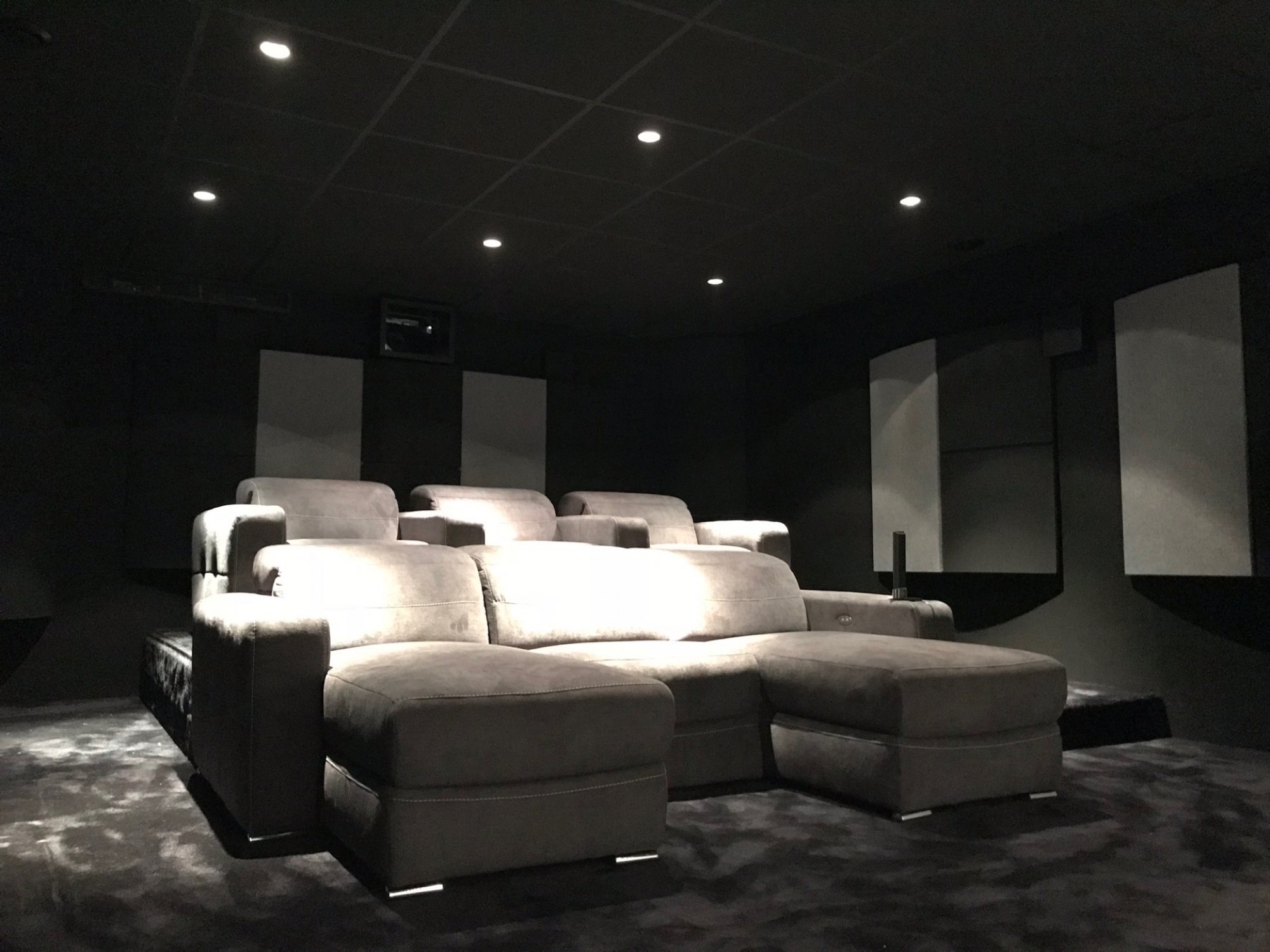 salle de cinema privé à la destrousse prés de Fuveau avec enceinte audio Krix