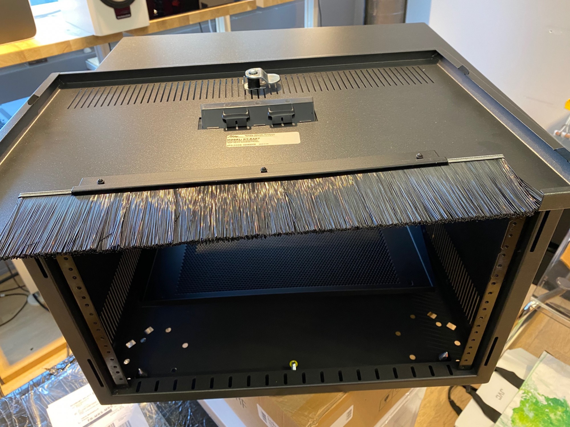 Rack technique pour ranger vos matériels audio vidéos et structurer vos câblages de façon durable