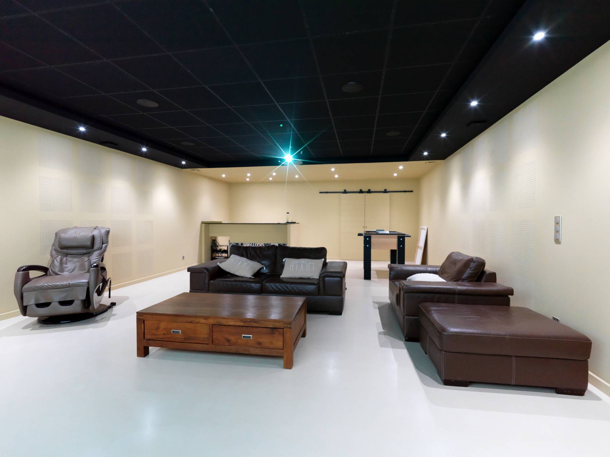 home cinema et bar en sous sol de maison