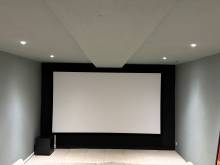 Enceinte Krix Megaphonix Flat dissimulées derriere une écran Transonore Screen Excellence Discovery