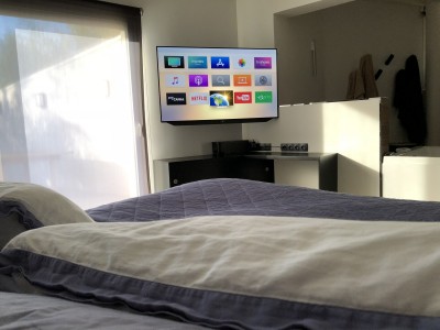 Loewe bild 7.55 sur support mural motorisé réalisation dynamic home cinema Marseille